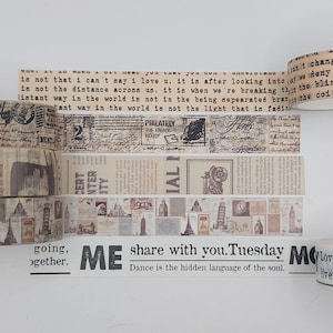 Peut inclure: Assortiment de ruban adhésif washi décoratif avec des motifs vintage, y compris du texte, des timbres et des illustrations. Le ruban est beige et brun avec du texte noir. Le texte sur le ruban est "Philately The Family Hobby" et "Going Together, Me Share With You. Tuesday My Love Dance Is The Hidden Language Of The Soul."