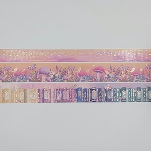 Puede incluir: Tres rollos de cinta adhesiva decorativa. El rollo superior tiene un degradado rosa y dorado. El rollo central presenta setas, flores y mariposas. El rollo inferior representa una estantería con libros y mariposas.