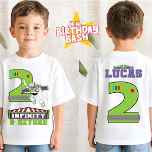 Puede incluir: Camiseta blanca con un número 2 verde y un dibujo animado de Buzz Lightyear. En la parte delantera se lee "INFINITY & BEYOND". La parte trasera tiene el nombre "LUCAS" y un número 2 verde.