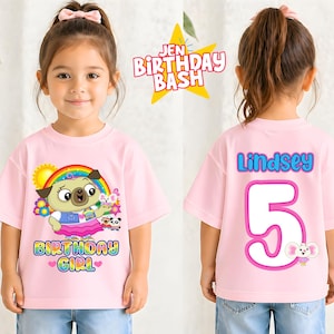 Könnte beinhalten: Rosa T-Shirt mit Cartoon-Mops, Regenbogen und dem Text "BIRTHDAY GIRL". Auf der Rückseite stehen der Name "Lindsey" und die Zahl "5". Das T-Shirt ist für einen Geburtstag.