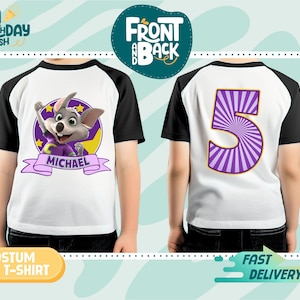 Może przedstawiać: Biała i czarna koszulka raglan z postacią z kresk&oacute;wki z przodu i dużą cyfrą 5 z tyłu. Z przodu znajduje się postać myszy z kresk&oacute;wki z imieniem "Michael". Idealna na urodziny.