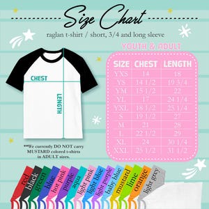 Może przedstawiać: Czarno-biała koszulka raglan z tabelą rozmiar&oacute;w dla młodzieży i dorosłych. Tabela zawiera wymiary klatki piersiowej i długości w cm. Dostępne kolory to czerwony, czarny, zielony, niebieski i inne.