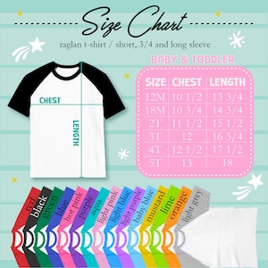 Może przedstawiać: Biała koszulka raglan z czarnymi rękawami, wyświetlana z tabelą rozmiar&oacute;w dla niemowląt i małych dzieci. Tabela zawiera wymiary klatki piersiowej i długości w calach dla rozmiar&oacute;w od 12M do 5T. Poniżej pokazano paletę kolor&oacute;w dostępnych koszulek.