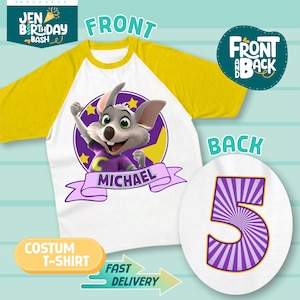 Może przedstawiać: Biała i ż&oacute;łta koszulka raglan z grafiką myszy z kresk&oacute;wki. Grafika zawiera imię "MICHAEL" na banerze. Tył koszulki przedstawia liczbę 5 w fioletowo-białe paski. Koszulka jest oznaczona jako "COSTUM T-SHIRT".