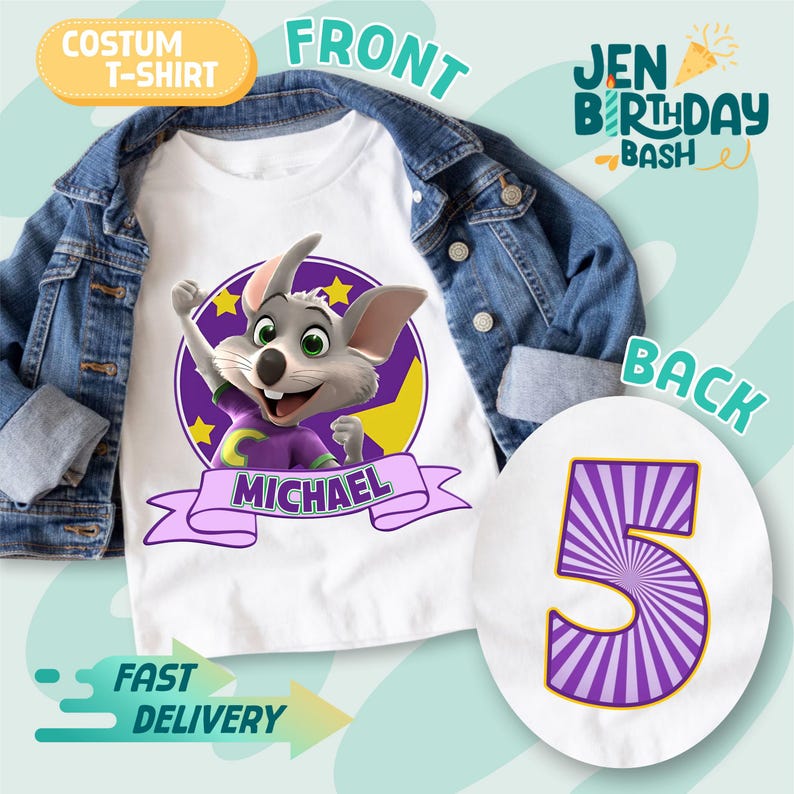 Może przedstawiać: Biała koszulka z grafiką myszy z kresk&oacute;wki, imieniem "MICHAEL" na banerze i fioletową cyfrą 5 z tyłu. Koszulka jest częścią zestawu urodzinowego z napisem "JEN BIRTHDAY BASH".