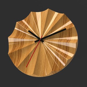 Può includere: Un orologio in legno con un design unico a forma di sole. Il quadrante dell'orologio è in legno chiaro con linee bianche che si irradiano dal centro. Le lancette sono nere e rosse.