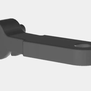 Puede incluir: Una palanca de metal negro con un mango redondo y un agujero en el extremo. La palanca está diseñada para su uso en un sistema mecánico.