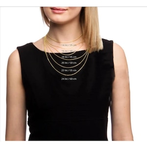 Peut inclure: Un mannequin portant un collier en cha&icirc;ne dor&eacute;e avec diff&eacute;rentes longueurs indiqu&eacute;es en pouces et en centim&egrave;tres. Les longueurs sont de 14 pouces/35 centim&egrave;tres, 16 pouces/40 centim&egrave;tres, 18 pouces/45 centim&egrave;tres, 20 pouces/50 centim&egrave;tres, 22 pouces/55 centim&egrave;tres et 24 pouces/60 centim&egrave;tres.