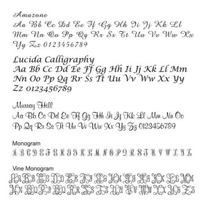 Puede incluir: Un gr&aacute;fico que muestra diferentes fuentes, incluyendo Amazone, Lucida Calligraphy, Murray Hill, Monogram y Vine Monogram. El gr&aacute;fico muestra el alfabeto en cada fuente, junto con los n&uacute;meros del 0 al 9.
