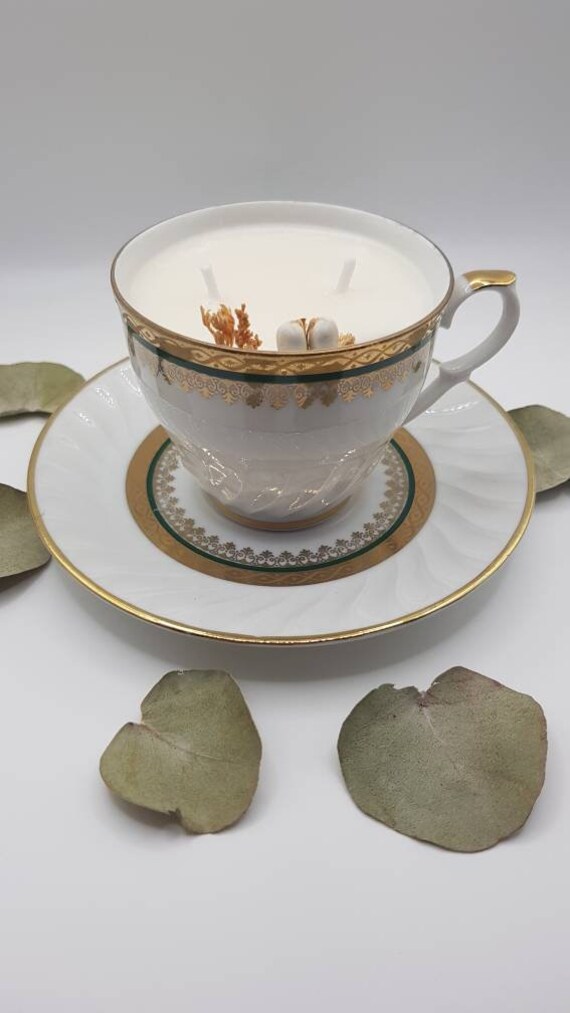 Bougie Personnalisable Parfum Chocolat Noisettes Dans Une Tasse en Porcelaine avec Fleurs Séchées