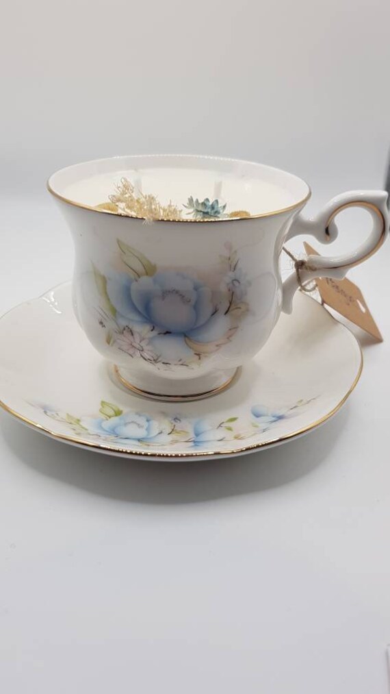 Bougie Personnalisable Parfum Mangue Dans Une Tasse en Porcelaine Anglaise avec Fleurs Séchées