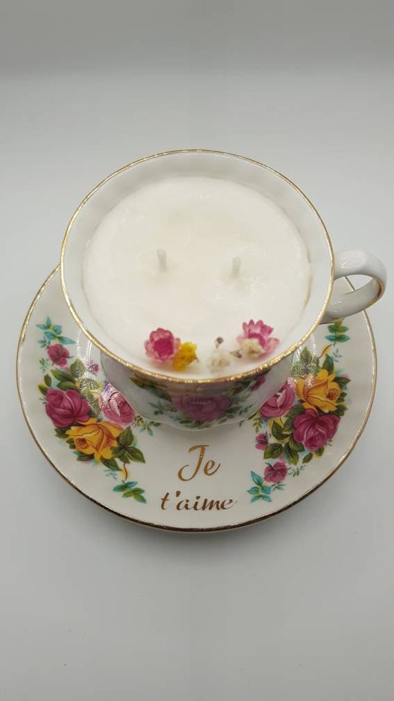Bougie Personnalisable Parfum Citron Meringué Dans Une Tasse Anglaise avec Fleurs Séchées