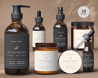 Könnte beinhalten: Ein Set aus bernsteinfarbenen Glasflaschen und -gläsern mit schwarzen Deckeln und Etiketten. Die Etiketten haben ein minimalistisches Design mit dem Markennamen, dem Produktnamen und einer kleinen Blattillustration. Die Produkte umfassen Körperbutter, Sojawachskerzen und ätherisches Öl. Der Text auf den Etiketten lautet "Nourishing Body Butter", "Meditation Soy Wax Candle" und "Nourishing Body Butter".