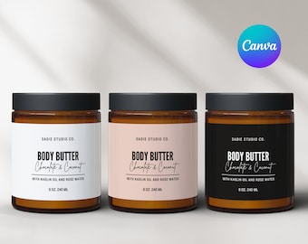 Può includere: Tre barattoli di vetro ambrato con coperchi neri ed etichette bianche. Ogni barattolo contiene burro per il corpo e ha il testo "SADIE STUDIO CO. BODY BUTTER Chocolate & Coconut WITH KADLIN OIL AND ROSE WATER 8 OZ. 240 ML" sull'etichetta. Le etichette sono bianche, rosa e nere.