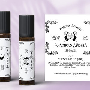 Peut inclure: Deux petits flacons en verre brun avec des bouchons à bille noirs et des étiquettes blanches. Les étiquettes présentent une illustration en noir et blanc d'un papillon et le texte "Witches Potions", "Choco Late", "Vani Lla", "Poisonous Wishes", "Lip Balm", "Net Wt. 0.15 oz. (4gr)", "Ingrédients : Huile essentielle de lavande, huile essentielle de bergamote, beurre de Butyrospermum Parkii (karité)", et "www.website.com | @yoursocialtag".
