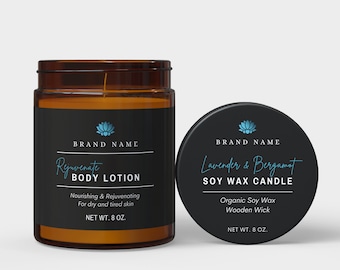 Könnte beinhalten: Zwei bernsteinfarbene Glasbehälter mit schwarzen Etiketten. Der Behälter links ist eine Körperlotion mit der Aufschrift "Rejuvenate Body Lotion" und einem Lotusblütenlogo. Der Behälter rechts ist eine Sojawachskerze mit der Aufschrift "Lavender & Bergamot Soy Wax Candle" und einem Lotusblütenlogo. Beide Behälter haben ein Nettogewicht von 8 Unzen.