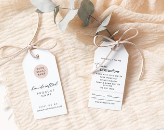 Puede incluir: Dos etiquetas de regalo blancas con texto negro. La etiqueta de la izquierda tiene un círculo rosa con el texto "YOUR BRAND NAME" y el texto "handcrafted PRODUCT NAME" debajo. La etiqueta de la derecha tiene el texto "PRODUCT NAME Case Instructions" y una lista de instrucciones de cuidado. Ambas etiquetas tienen una cuerda marrón atada alrededor.