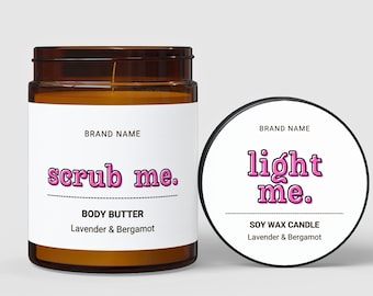 Può includere: Due barattoli di vetro ambrato con etichette bianche. Il barattolo a sinistra ha un'etichetta rosa con il testo "scrub me." e "BODY BUTTER" con il profumo "Lavender & Bergamot". Il barattolo a destra ha un'etichetta rosa con il testo "light me." e "SOY WAX CANDLE" con il profumo "Lavender & Bergamot".