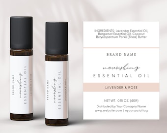 Pode incluir: Duas garrafas de vidro marrom com tampas pretas e etiquetas brancas. As etiquetas dizem "BRAND NAME nourishing ESSENTIAL OIL LAVENDER & ROSE". O rótulo da garrafa da direita está parcialmente coberto por um rótulo branco com o texto "INGREDIENTS: Lavender Essential Oil, Bergamot Essential Oil, Coconut Butyrospermum Parkii (Shea) Butter" e "BRAND NAME nourishing ESSENTIAL OIL LAVENDER & ROSE NET WT. 0.15 OZ. (4GR) Distributed by Your Comapny Name www.website.com | @yoursocialtag".