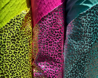 Nowy wzór w panterkę, nylon, spandex, metalik, 4-stretch, 58/60” sprzedawany przez YD. Wysyłka na cały świat z Los Angeles, Kalifornia, USA.