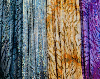 Nowoczesny wzór tygrysa, holograficzny metaliczny nylon spandex, rozciągliwy w 4 kierunkach, 58/60”. Sprzedawany przez YD. Wysyłka na cały świat z Los Angeles, Kalifornia, USA.