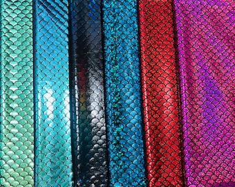 Stampa olografica e iridescente a squame di sirena su nylon spandex elasticizzato in quattro direzioni, 58/60”. Venduto al metro. Spedito in tutto il mondo da Los Angeles, California.