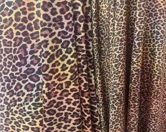 Nuovo tessuto in nylon spandex metallizzato olografico con stampa leopardata, elasticizzato in quattro direzioni, taglia 58/60”. Venduto al metro. Spedizione in tutto il mondo da Los Angeles, California, USA.