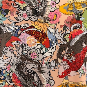 Diseño de pez dragón koi y flores estampado en poliéster spandex elástico en 4 direcciones 58/60”, vendido por YD. Envíos a todo el mundo desde Los Ángeles, California, EE. UU.
