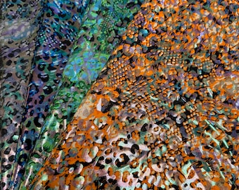Nowe nadruki imitujące skórę gada na nylonowym spandexie, hologramie, metalicznym, rozciągliwym w 4 kierunkach materiale o szerokości 58/60” Sprzedawane przez YD. Wysyłka na cały świat z Los Angeles, Kalifornia.