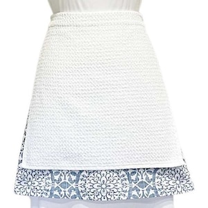 Delantal de toalla con medallón azul y bolsillos / Delantal con toalla blanca extraíble / Regalo para ella / Medio delantal