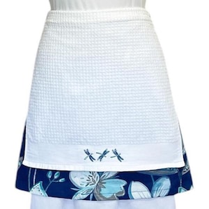 Delantal de toalla azul con bolsillos / Delantal floral con toalla extraíble de libélulas blancas / Medio delantal con toalla / Regalo para el Día de la Madre