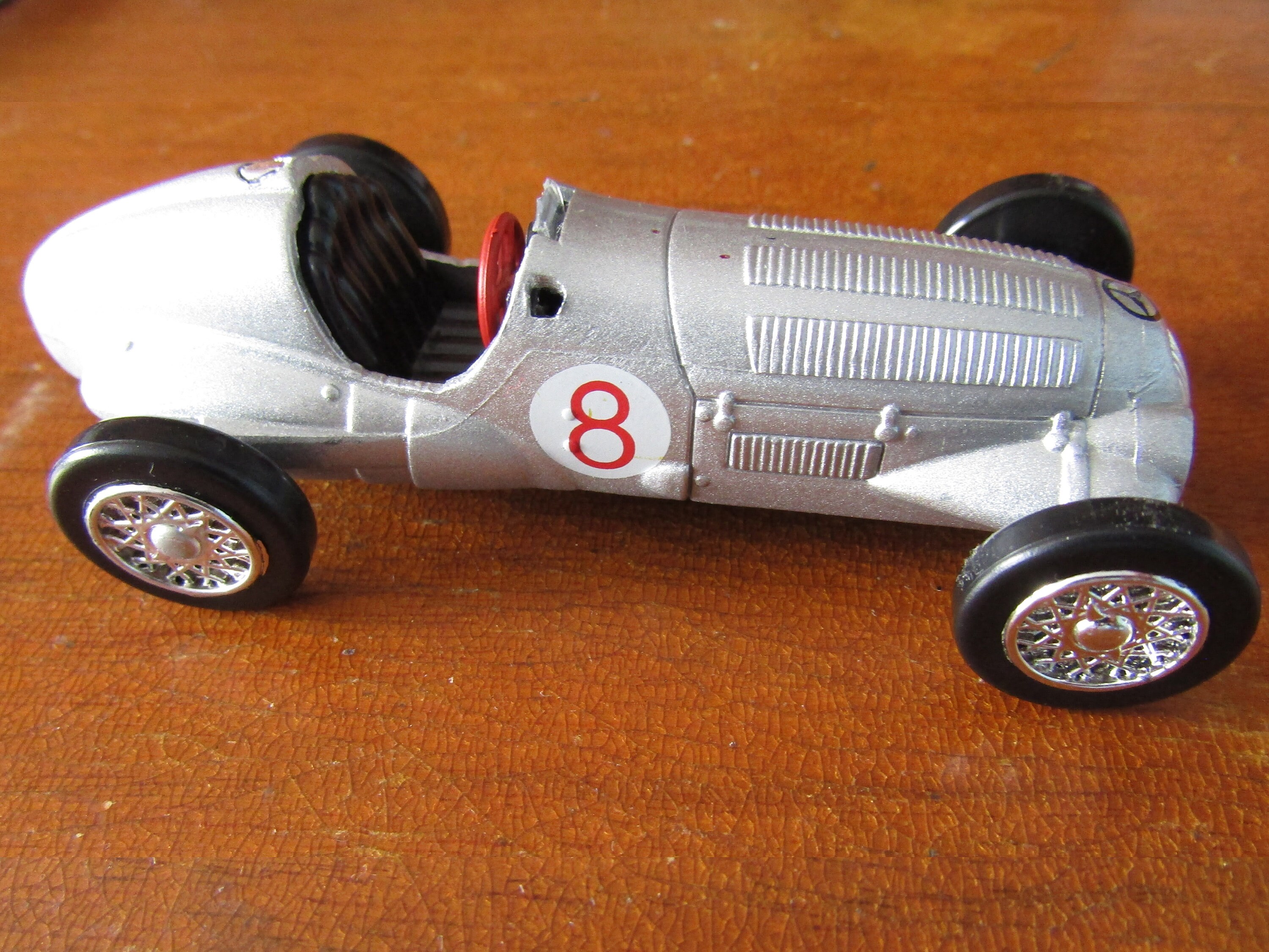 Miniature Mercedes-Benz 2.5 Litres Grand Prix 1950 - Marque Crescent Toys - Échelle 1/43 - Zamac