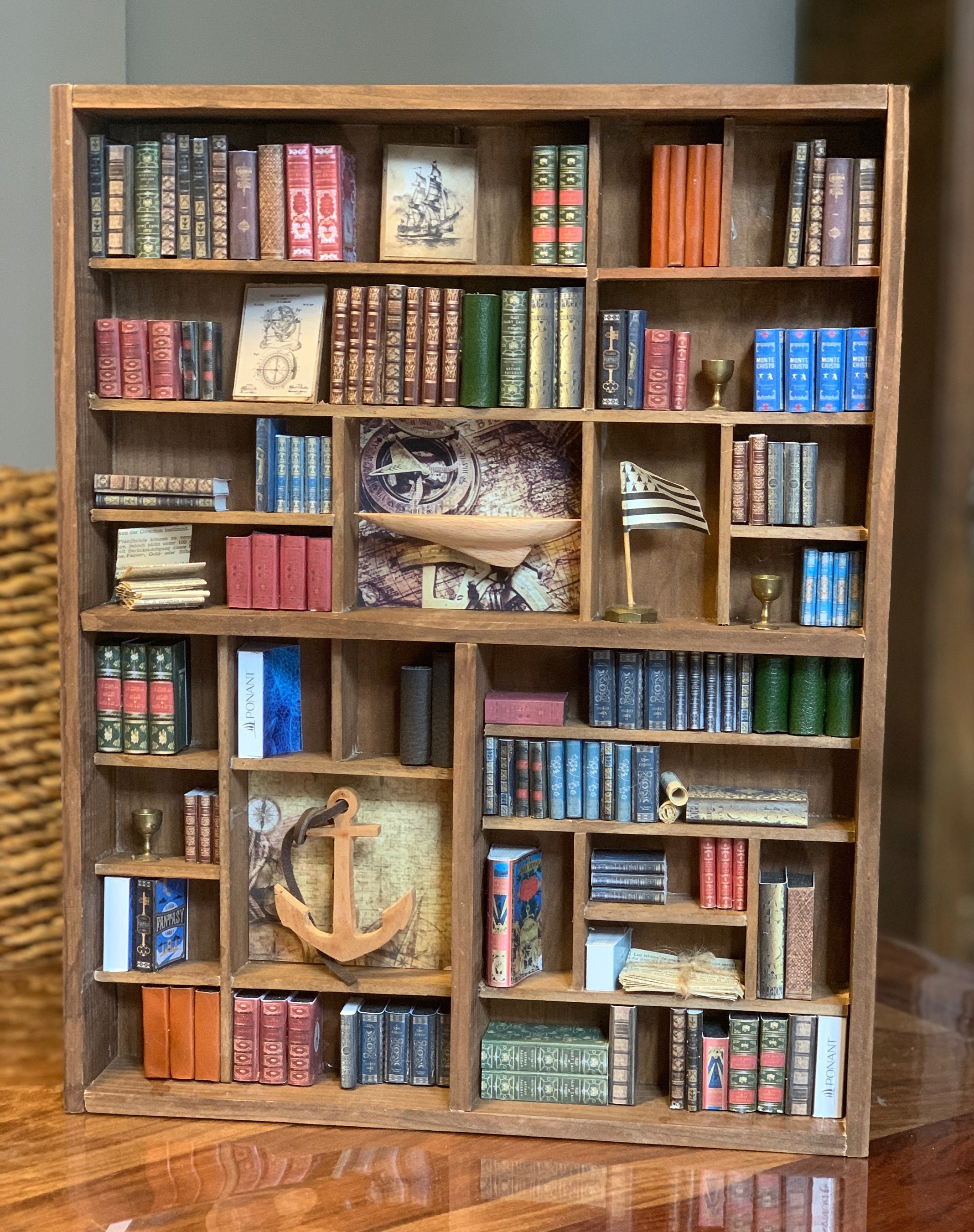 Bibliothèque Miniature Réalisée Entièrement à La Main, Objet Unique