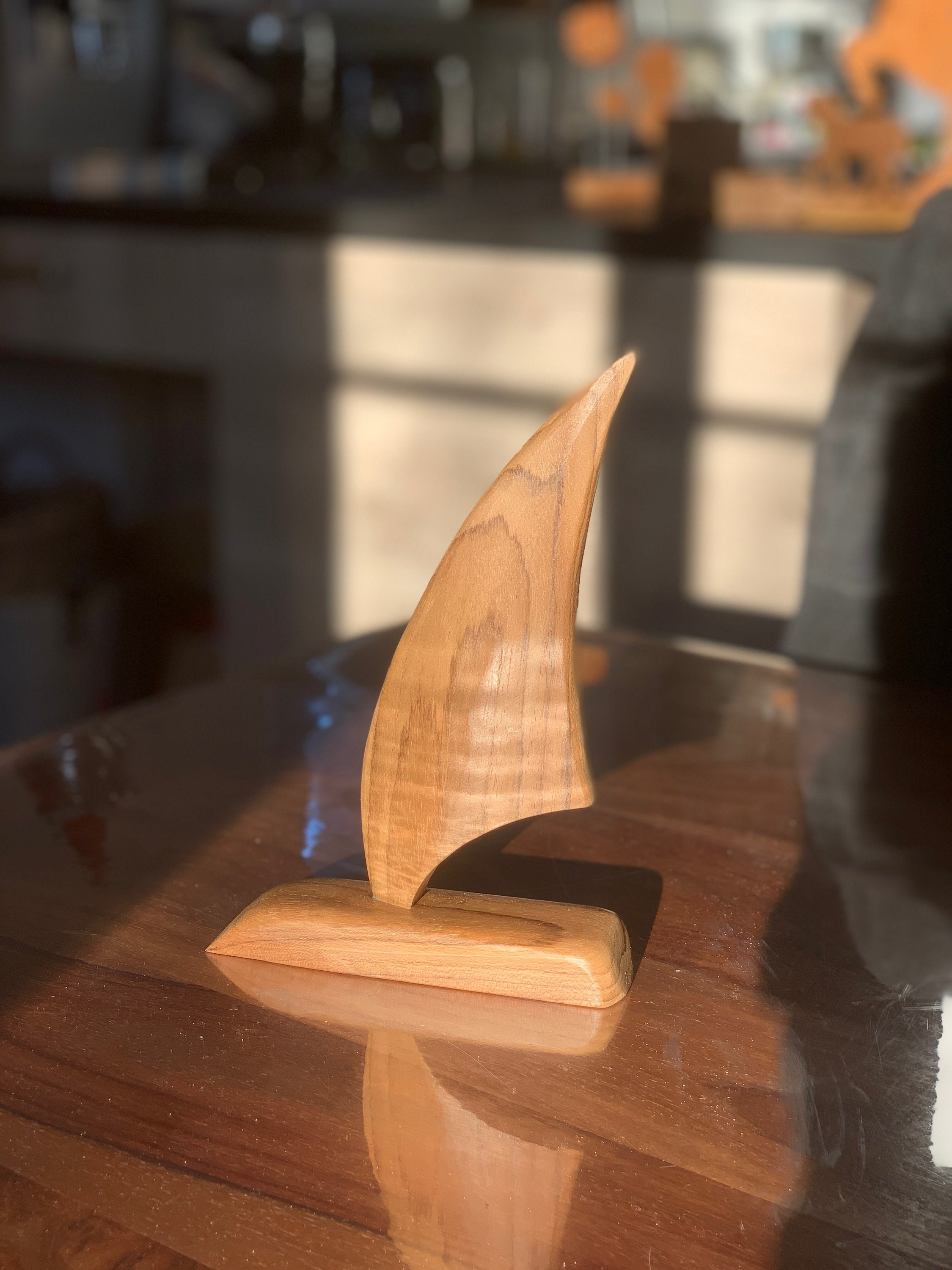 Création d'une Sculpture en Bois Massif Voile de Bateau