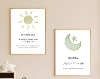 Op de afbeelding: Twee ingelijste wandposters met lichte houten lijsten. De linker poster toont een gele zon en de tekst Morning Dua met Arabisch schrift en Engelse vertaling. De rechter poster toont een groene maansikkel en een ster.