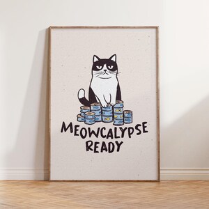 Pode incluir: Um gato preto e branco sentado em cima de uma pilha de latas de comida para gatos. O texto "MEOWCALYPSE READY" está escrito abaixo do gato.