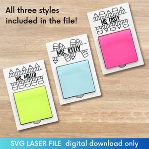 以下が含まれることがあります： 教師の机のメモホルダー用の印刷可能なデザインが3つあります。各デザインは、鉛筆の列と、鉛筆の上に「MS. KELLY」、「MS. CASEY」、「MS. MILLER」というテキストが書かれています。デザインは白い背景です。