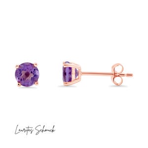 Op de afbeelding: Roze gouden oorstekers met ronde, paarse amethist edelstenen. De oorbellen worden gepresenteerd tegen een witte achtergrond. De tekst "Lauritas Schmuck" staat cursief onderaan.
