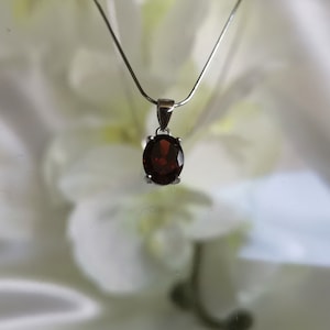 Granat Anhänger Mosambik 925er Silber Halskette Schmuck Kette Silberschmuck Natürlich Handgemacht Rot Edelstein Geburtsstein Januar