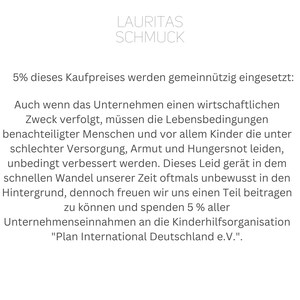 Może przedstawiać: Czarno-biały dokument tekstowy z tytułem "LAURITAS SCHMUCK" i tekstem "5% dieses Kaufpreises werden gemeinn&uuml;tzig eingesetzt: Auch wenn das Unternehmen einen wirtschaftlichen Zweck verfolgt, m&uuml;ssen die Lebensbedingungen benachteiligter Menschen und vor allem Kinder die unter schlechter Versorgung, Armut und Hungersnot leiden, unbedingt verbessert werden. Dieses Leid ger&auml;t in dem schnellen Wandel unserer Zeit oftmals unbewusst in den Hintergrund, dennoch freuen wir uns einen Teil beitragen zu k&ouml;nnen und spenden 5% aller Unternehmenseinnahmen an die Kinderhilfsorganisation "Plan International Deutschland e. V."."