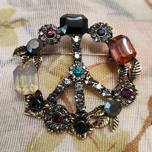 Retro PEACE SIGNED Brooch Pendant Antiqued Gold Tone Leaves Setting Rhinestone Collage