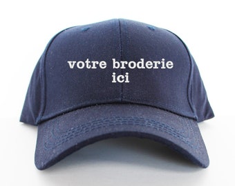 Casquette brodée et personnalisée, de couleur bleue marine, mixte, 100% coton et réglable à l'arrière par une boucle en cuivre