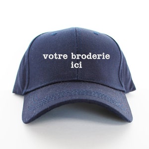 Casquette brodée et personnalisée, de couleur bleue marine, mixte, 100% coton et réglable à l'arrière par une boucle en cuivre image 1