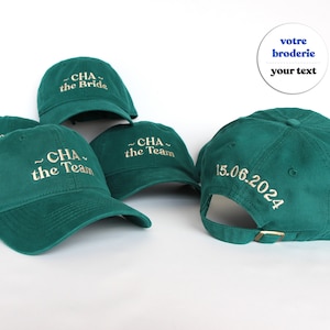 Peut inclure: Casquettes de baseball vert émeraude avec texte brodé. Certaines casquettes indiquent "CHA the Bride" et "CHA the Team". Une casquette porte la date "15.06.2024" brodée. Les casquettes ont des sangles réglables.