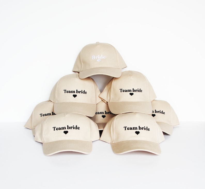 Casquette brodée personnalisée, de couleur beige, mixte et réglable à l'arrière par une boucle en métal image 6