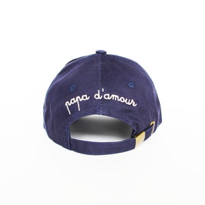 Casquette brodée et personnalisée, de couleur bleue marine, mixte, 100% coton et réglable à l'arrière par une boucle en cuivre image 9