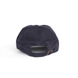 Casquette brodée et personnalisée, de couleur bleu-marine, 100% coton, mixte et réglable à l'arrière image 3