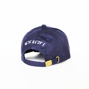 Casquette brodée et personnalisée, de couleur bleue marine, mixte, 100% coton et réglable à l'arrière par une boucle en cuivre image 3