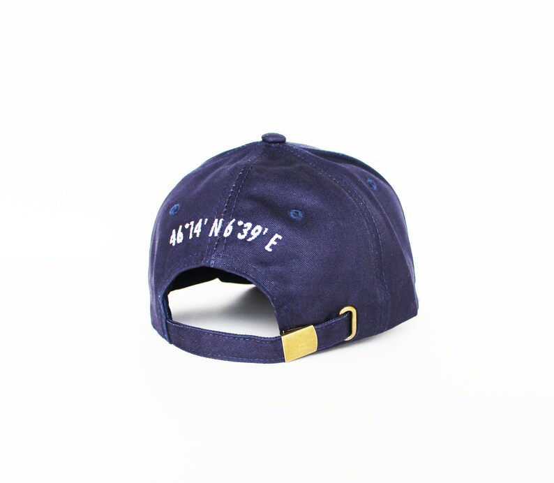 Casquette brodée et personnalisée, de couleur bleue marine, mixte, 100% coton et réglable à l'arrière par une boucle en cuivre image 3