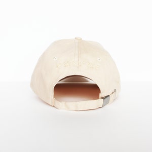 Casquette brodée personnalisée, de couleur beige, mixte et réglable à l'arrière par une boucle en métal image 9